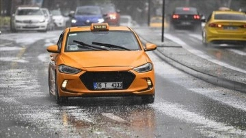 Başkentte sağanak ve dolu yağışı hayatı olumsuz etkiledi