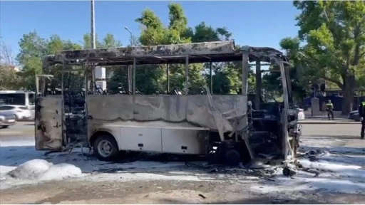 Başkentte seyir halindeki midibüs yandı