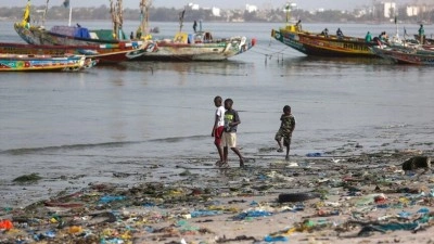 Batı Afrika'nın simge k&ouml;rfezlerinden biri plastik kirliliğiyle m&uuml;cadele ediyor