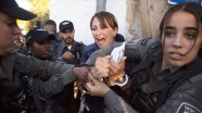 Batı Şeria&#039;da gazeteciler İsrail polisinin saldırdığı Al Jazeera muhabirleri için gösteri düzenledi