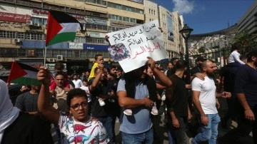Batı Şeria'da binlerce Filistinli, İsrail'in Gazze saldırılarını protesto etti