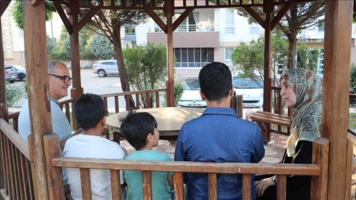 Batman'da komşu aileler 4 çocuğa sıcak yuva oldu