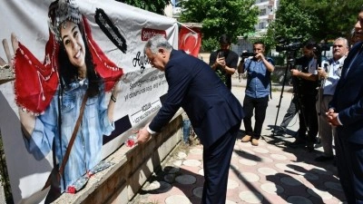Batman'da ter&ouml;r saldırılarında şehit olan Ayb&uuml;ke &ouml;ğretmen ve 2 asker i&ccedil;in t&ouml;ren d&uuml;zenlendi