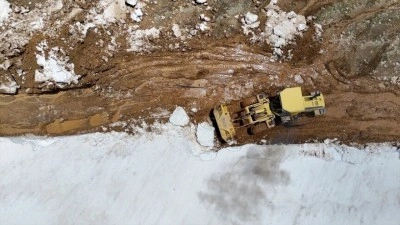 Bayburt'ta haziranda karla m&uuml;cadele s&uuml;r&uuml;yor