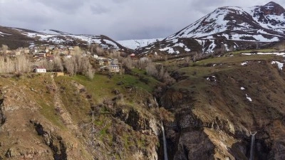 Bayburt'ta karların erimesiyle şelalelerin debisi artmaya başladı