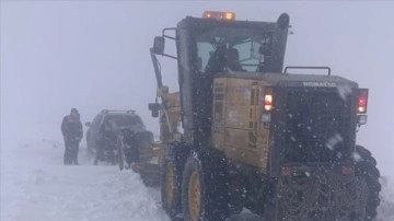 Bayburt'ta kar nedeniyle yolda mahsur kalan sürücü kurtarıldı