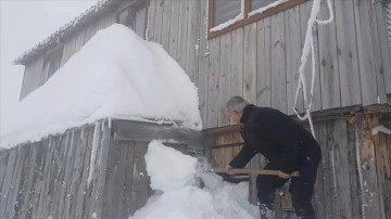 Bayburt'ta yüksek kesimlerdeki yayla evleri karla kaplandı