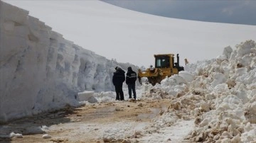 Bayburt'ta yüksek rakımlı köy ve yayla yollarında karla mücadele sürüyor