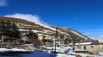 Bayburt'un yüksek rakımlı dağ köyleri karla sessizliğe büründü