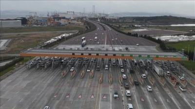 Bayram d&ouml;neminde otoyol ve k&ouml;pr&uuml;lerden 12,3 milyon ara&ccedil; ge&ccedil;ti