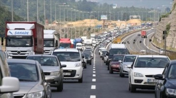 Bayram tatilinde yola çıkacak sürücülere 'dikkatiniz dağılmasın' uyarısı