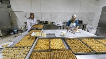 Bayram tatlıları Malatyalı depremzede kadınların ellerinde hazırlanıyor