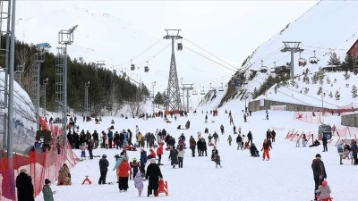 Bayramda kar kalınlığı 279 santimetreye ulaşan Paland&ouml;ken, baharda tatilcileri ağırladı