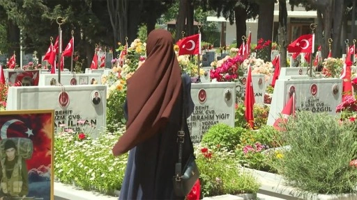 Bayramın ikinci gününde Edirnekapı Şehitliği'ne ziyaretler devam etti