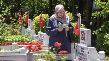 Bayramın ikinci gününde Edirnekapı Şehitliği'ne ziyaretler devam etti