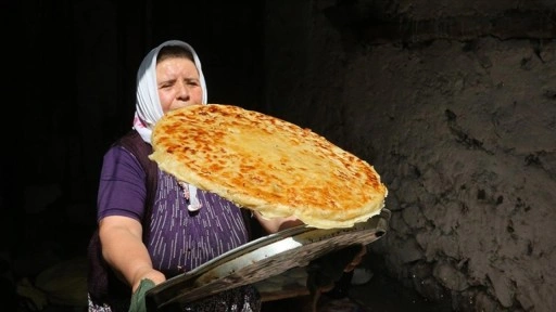 Bayramlarda misafirlere "iliçli sini böreği" ikram ediliyor