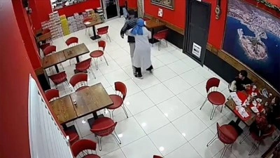 Bayrampaşa'da restoranda boğazına yiyecek ka&ccedil;an m&uuml;şteri Heimlich manevrasıyla kurtarıldı