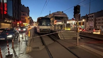 Bayrampaşa'da trafo patlaması nedeniyle yaşanan enerji kesintisi tramvay seferlerini aksattı