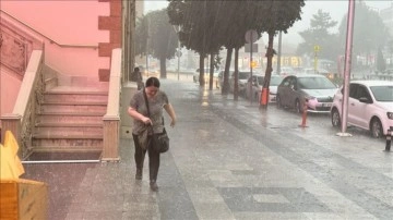 Bazı illerde sağanak ve dolu hayatı olumsuz etkiledi