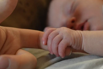 Bebek Bakımında ve Oyuncak Se&ccedil;iminde Ebeveynlere Yardımcı Olacak İpu&ccedil;ları