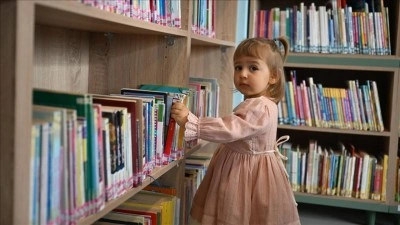 Bebekken k&uuml;t&uuml;phaneye &uuml;ye oldu, şimdi kitaplarla b&uuml;y&uuml;yor