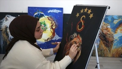 Bedensel engelli K&uuml;bra, yaptığı resimlerle hayatına renk katıyor