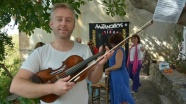 'Beğendiği yerde çalan' keman sanatçısı Anadolu yollarında
