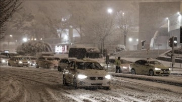 Beklenen kar İstanbul'u esir aldı
