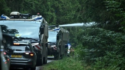 Bel&ccedil;ika'daki orman yangını &ccedil;evrelense de hen&uuml;z kontrol altına alınamadı
