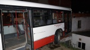 Belediye personelini taşıyan servis otobüsü eve çarptı