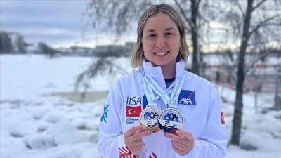 Bengisu Avcı, Kış Y&uuml;zme D&uuml;nya Şampiyonası'nda d&uuml;nya rekoru kırdı