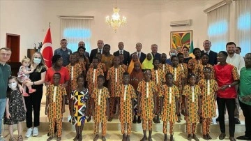 Benin Çocuk Korosu 'Çanakkale' türküsünü söyledi