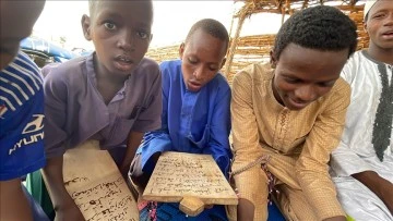 Benin'de çocuklar Kur'an'ı tahta levhalar üzerinden öğreniyor