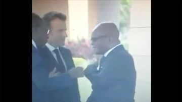 Beninli Bakan'ın Macron'un dokunduğu omuzunu temizlemesi gündem oldu
