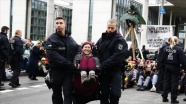 Berlin'de çevrecilerin 'işgal eylemi' sürüyor