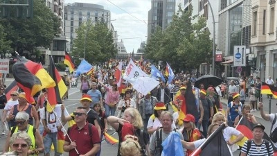 Berlin'de h&uuml;k&uuml;met karşıtı g&ouml;steriye binlerce kişi katıldı