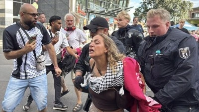 Berlin&rsquo;de İsrail&rsquo;e m&uuml;himmat &uuml;reten Rheinmetall&rsquo;i protesto eyleminde &ccedil;ok sayıda kişi g&ouml;zaltına alındı