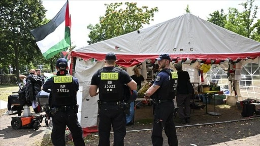 Berlin'de polis, Filistin destekçilerinin başbakanlık binasının yanında kurduğu kampı boşalttır