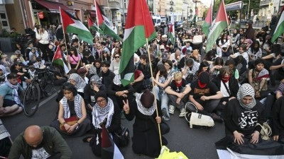 Berlin'de polis Filistin'e destek g&ouml;sterisinde bulunanlara m&uuml;dahale etti