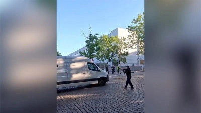 Berlin&rsquo;de polis Rheinmetall şirketini protesto etmek isteyen aktivistlere silah &ccedil;ekti