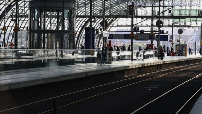 Berlin Merkez Tren İstasyonu'nda "y&uuml;r&uuml;yen merdiven krizi" s&uuml;r&uuml;yor