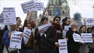 Berlin'de yaşayan İsrailliler, Gazze'deki savaşın sona ermesi için gösteri yaptı