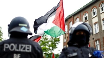 Berlin'deki okullarda Filistin'i sembolize eden kıyafet ve stickerler yasaklandı