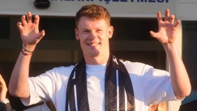 Beşiktaş, Alexander N&uuml;bel'i renklerine bağladı