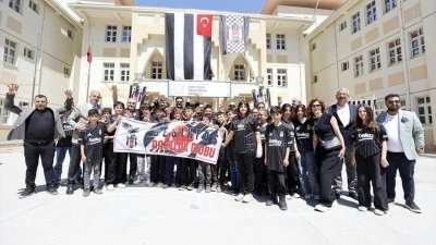 Beşiktaş g&ouml;n&uuml;ll&uuml;leri, Malatya'da depremzede &ouml;ğrencilere forma hediye etti
