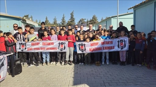 Beşiktaş g&ouml;n&uuml;ll&uuml;lerinden Hatay'da depremzede &ouml;ğrencilere forma