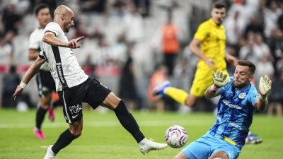 Beşiktaş, Hradec Kralove'yi 1-0 yenerek play-off turuna y&uuml;kseldi