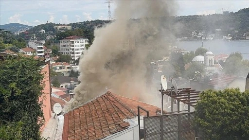 Beşiktaş'ta ahşap binada çıkan ve çevredeki binalara sıçrayan yangın söndürüldü