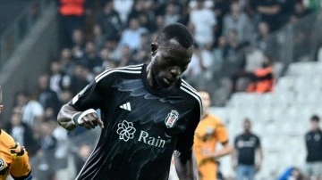 Beşiktaş'ın stoperi Colley, golcü Aboubakar ile hücum çalışıyor
