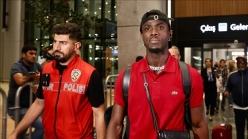 Beşiktaş'ın yeni transferi Eric Bailly, İstanbul'a geldi